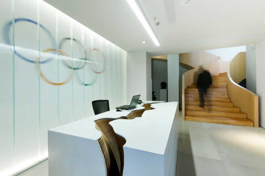 Зеленый стол в интерьере сталинки