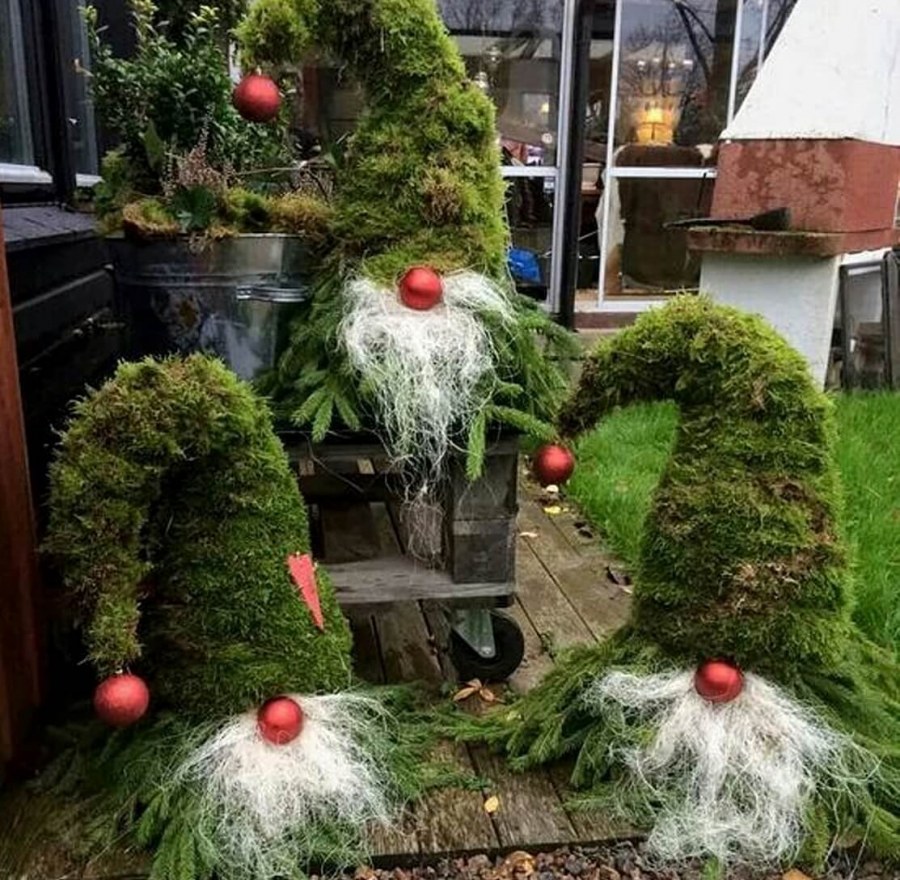 Новогоднее украшение двора