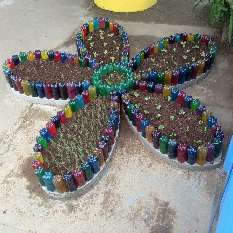 Клумба из бутылейпластиковых