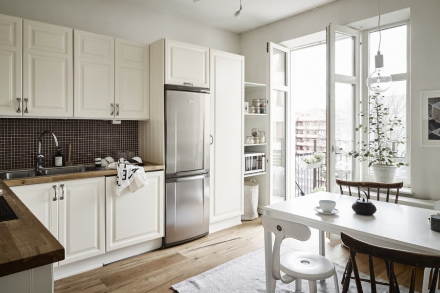 Кухня в скандинавском стиле с балконом