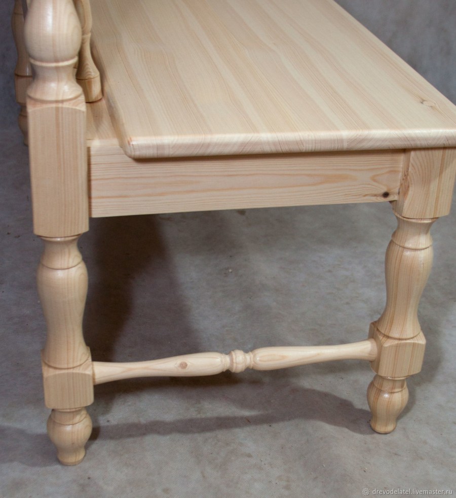 Скамья деревянная