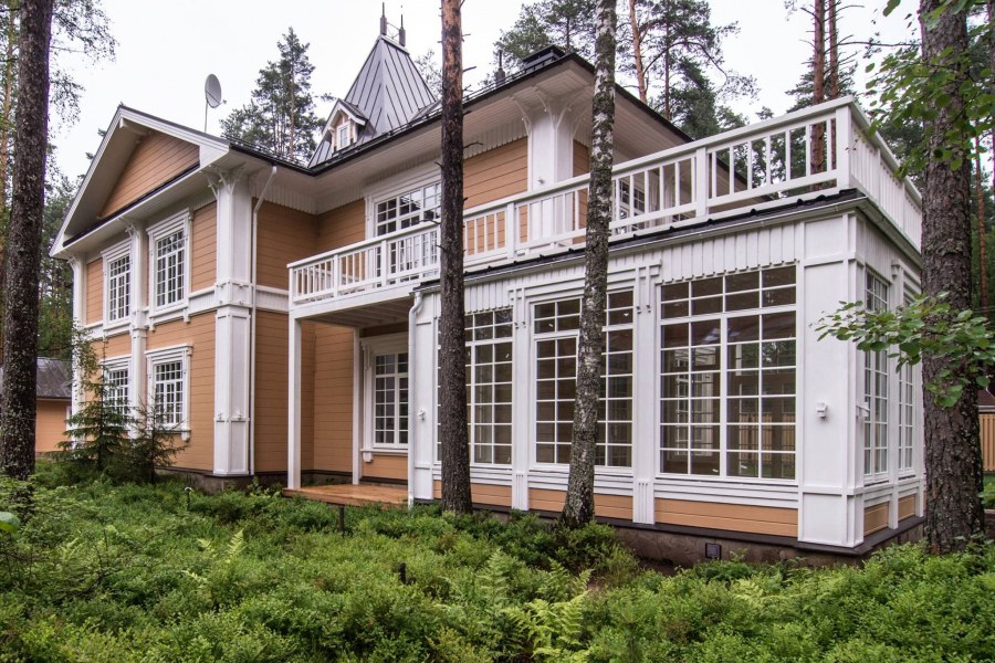 Крыльцо к деревянному дому