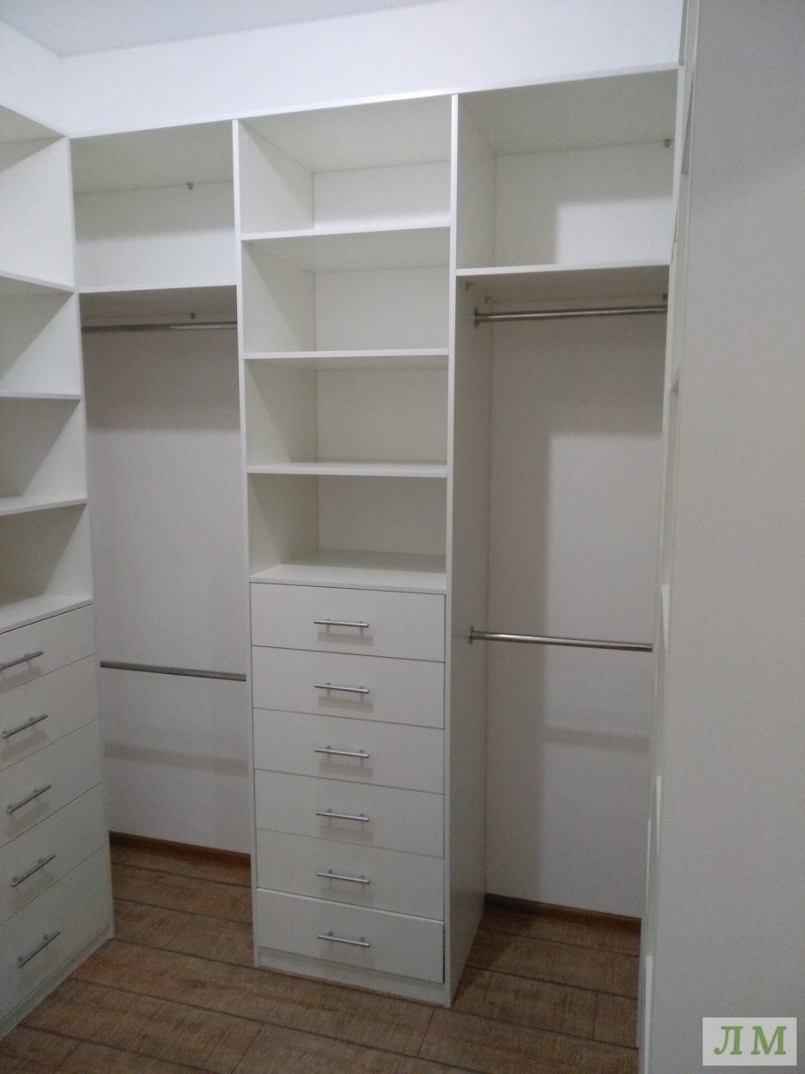 Белая гардеробная комната