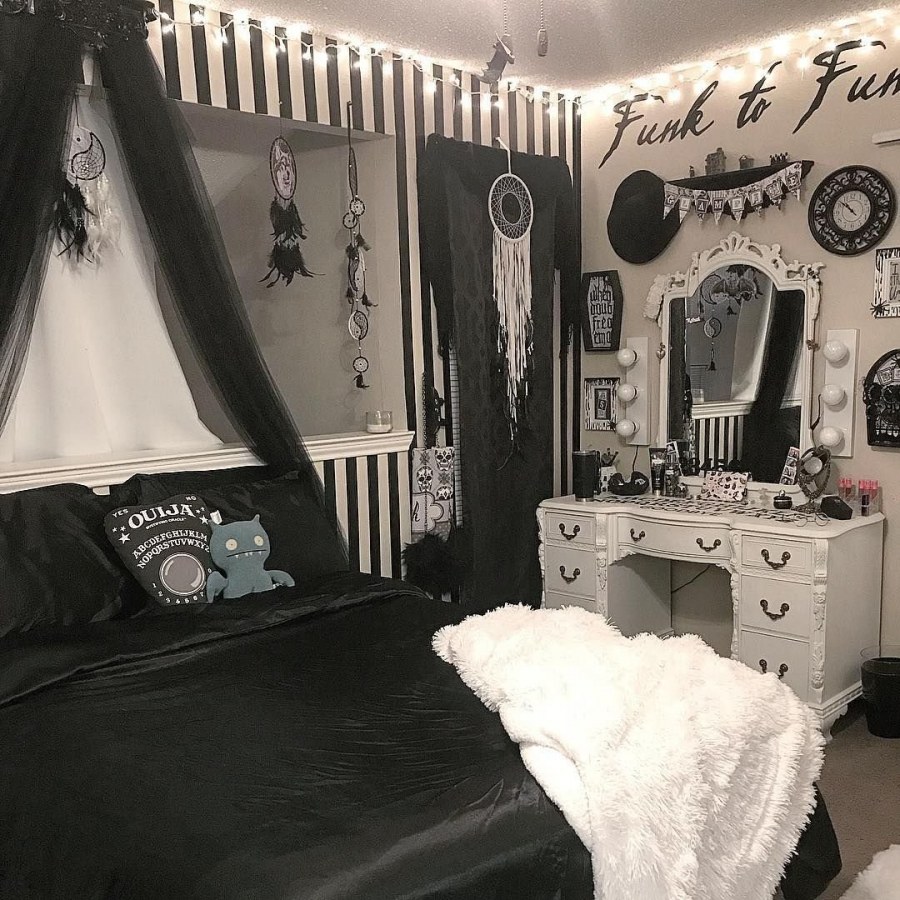 Комната девочки в готическом стиле