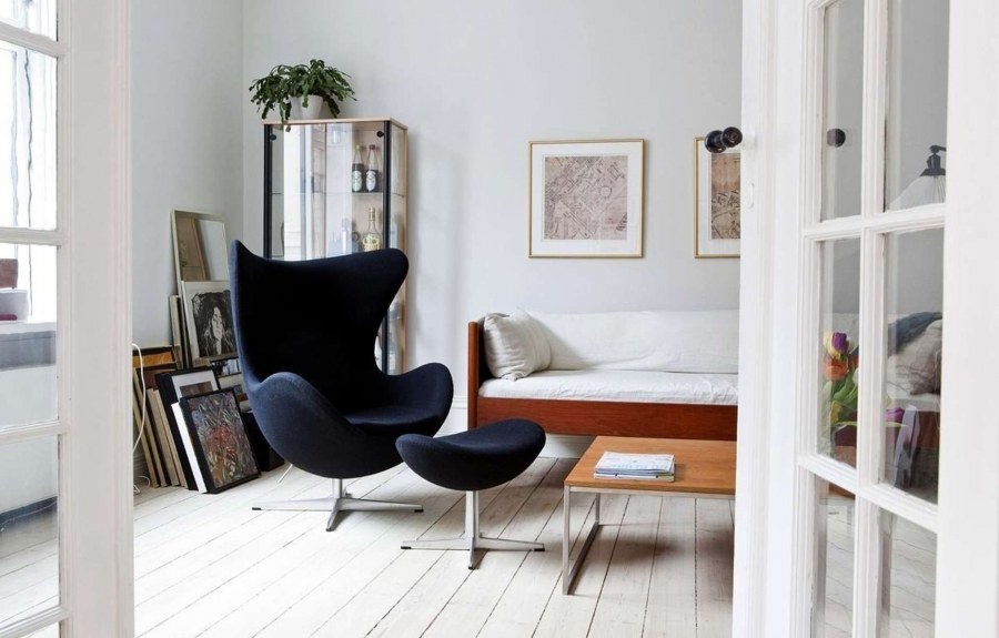 Кресло Арне Якобсен серое в интерьере