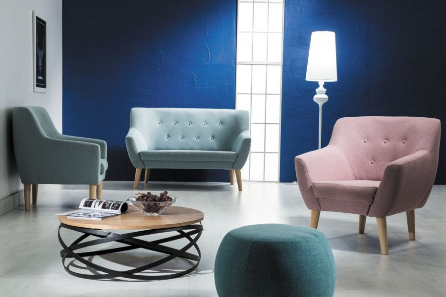 Кресло и журнальный столик