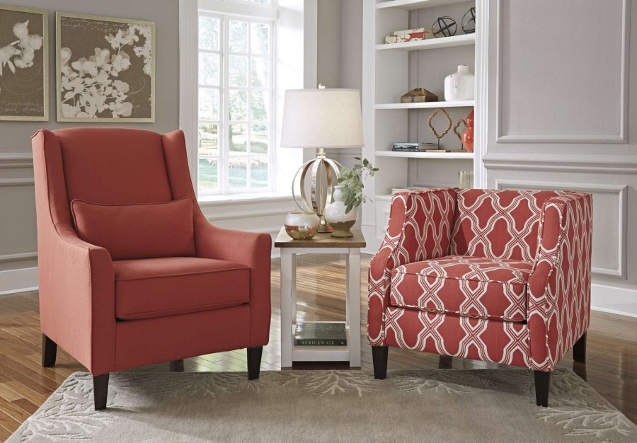 Красное кресло в интерьере гостиной