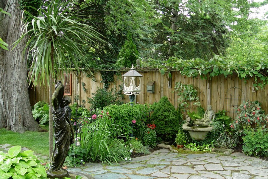 Тенистый квадратный монастырский дворик ландшафт