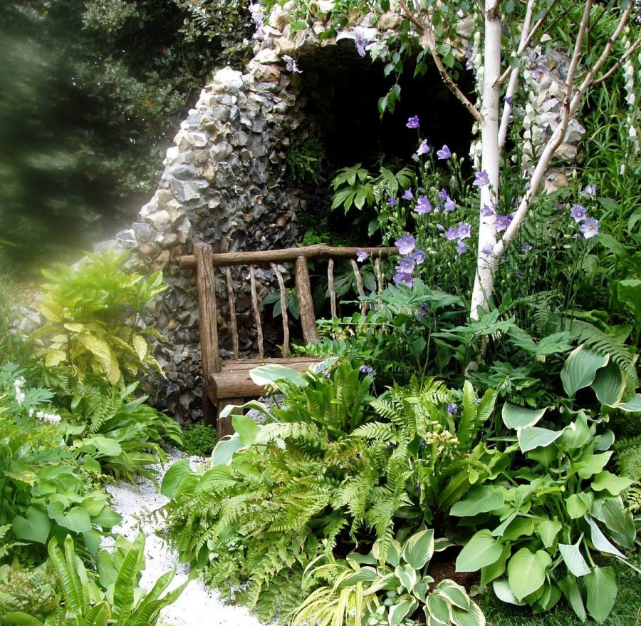 Тенистый квадратный монастырский дворик ландшафт