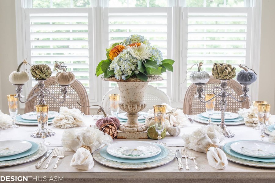 Сервировка стола в пастельных тонах