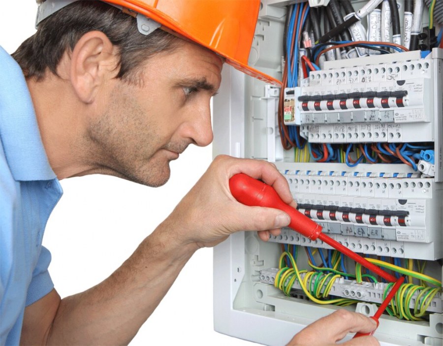 Электрик чинит проводку