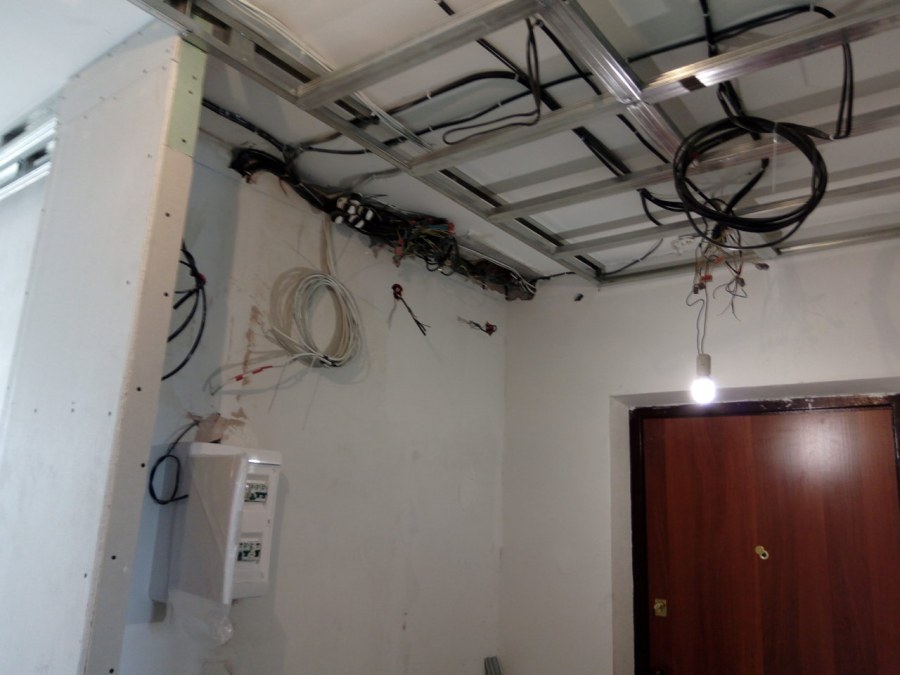 Прокладка кабеля в коттедже