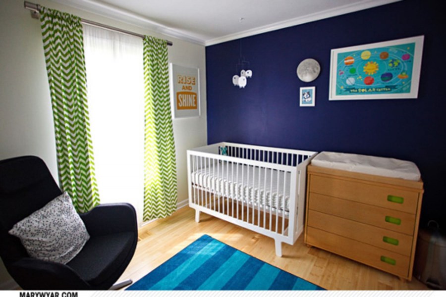 Синяя стена в детской комнате