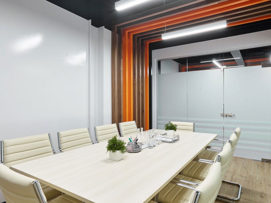 Современная переговорная комната