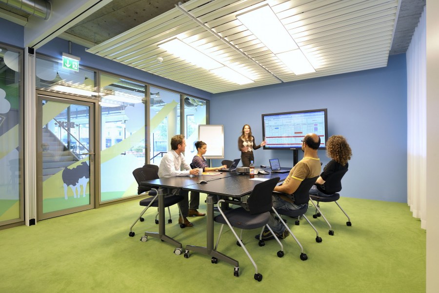 Интерьер офиса с людьми