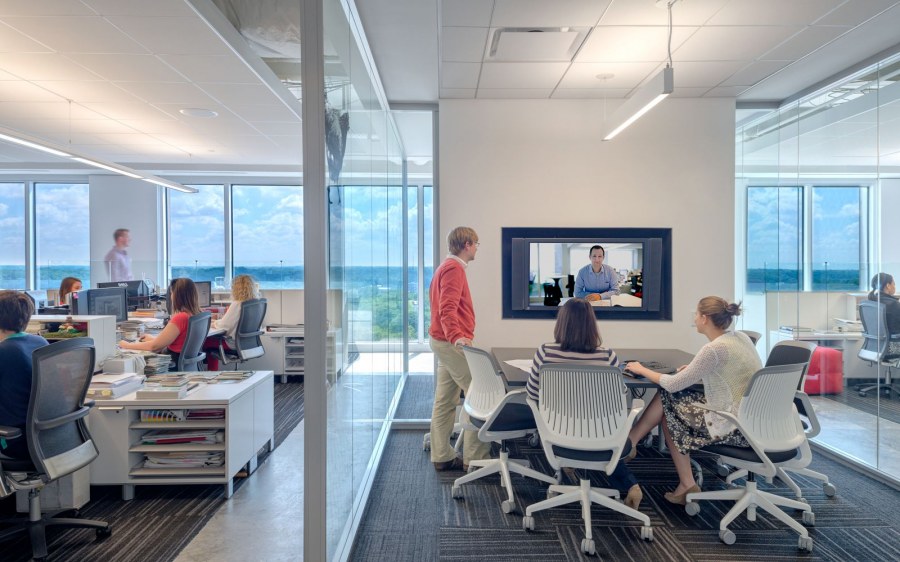 Современный офис с людьми