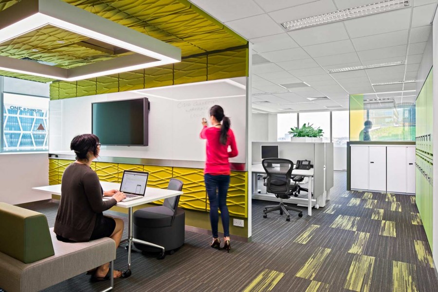 Офисное помещение с людьми