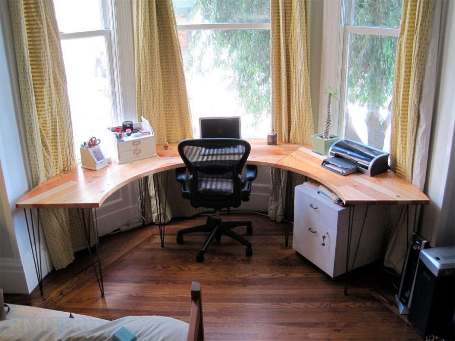 Письменный стол в эркере