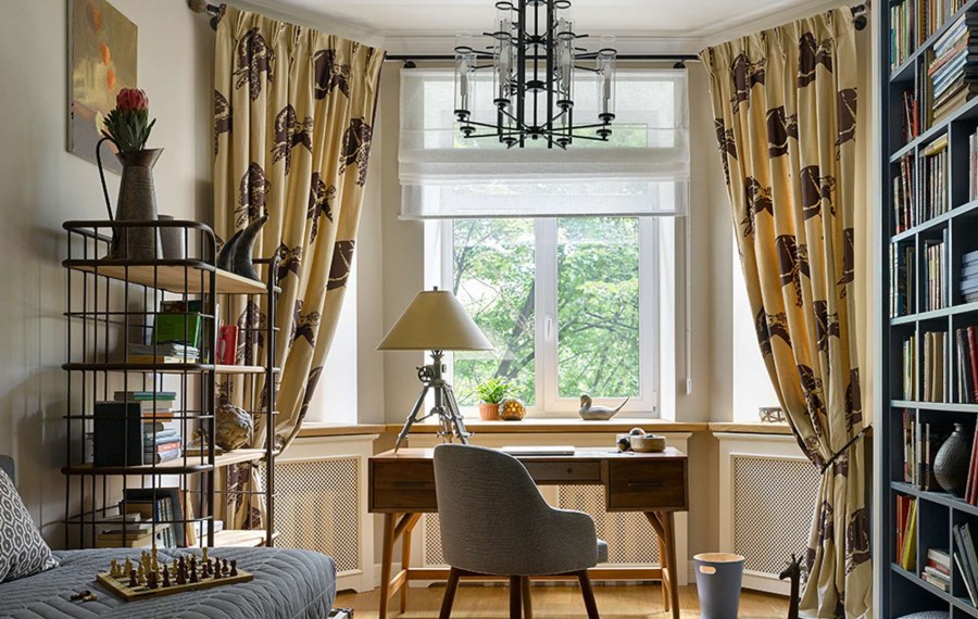 Рабочее место в комнате с эркером