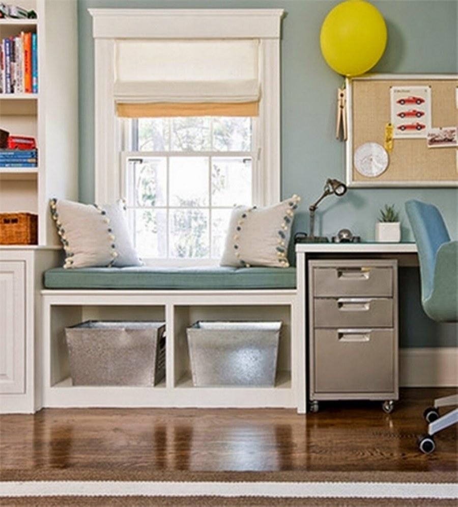 Письменный стол и диванчик у окна