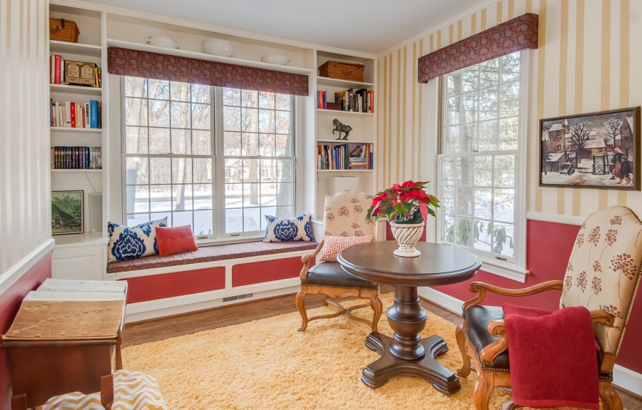 Низкий подоконник в интерьере