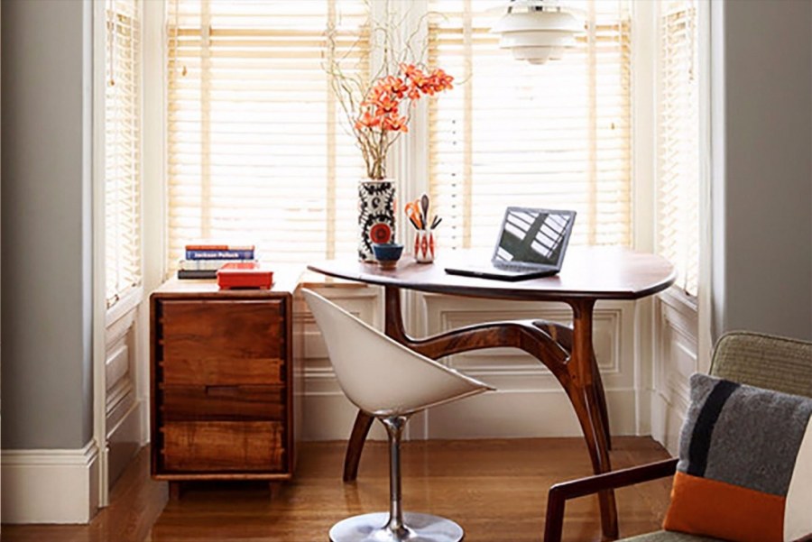 Письменный стол в эркере