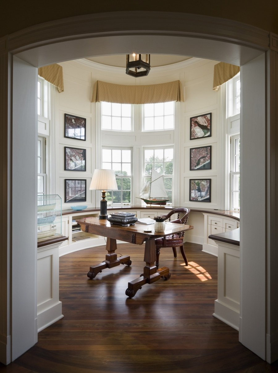 Письменный стол в эркере