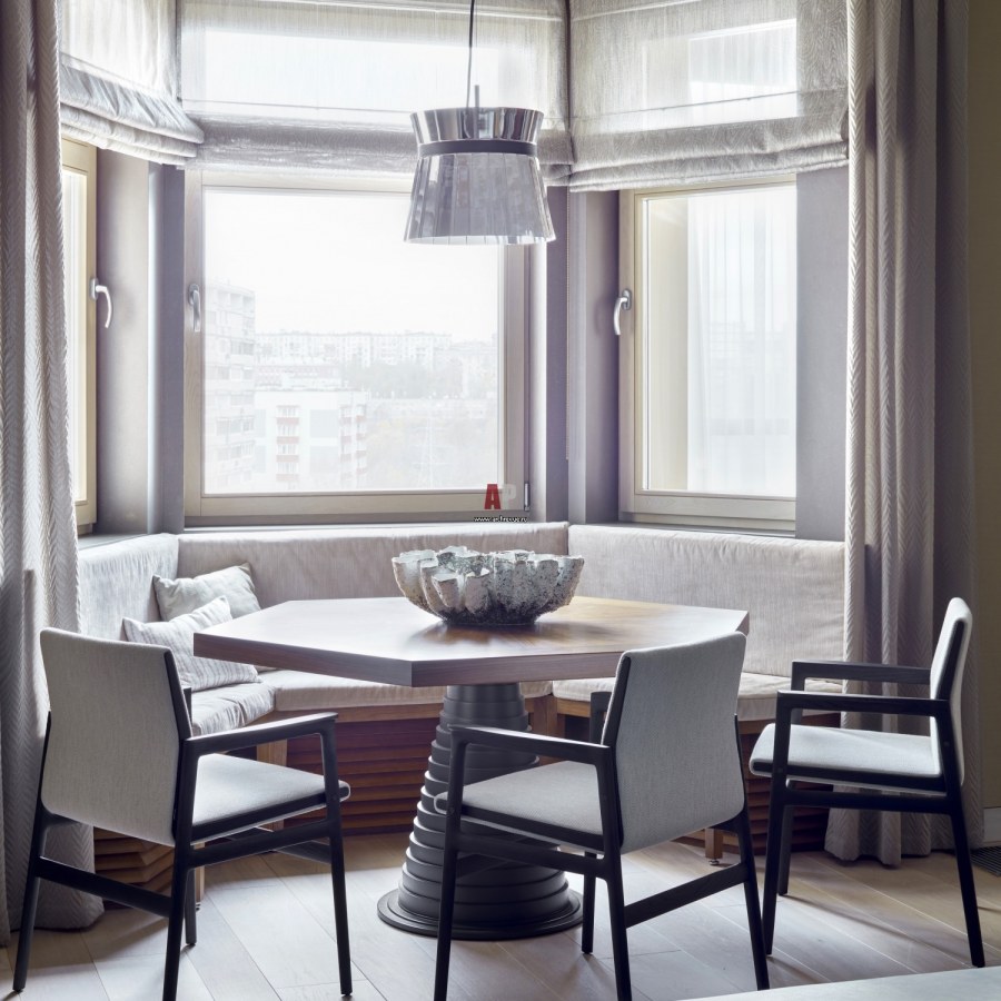 Обеденный стол в эркере