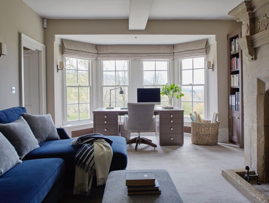 Гостиная кабинет с эркером