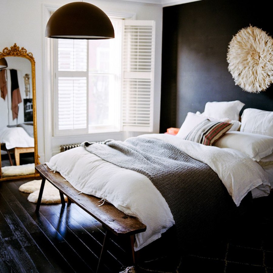 Темные стены в маленькой комнате