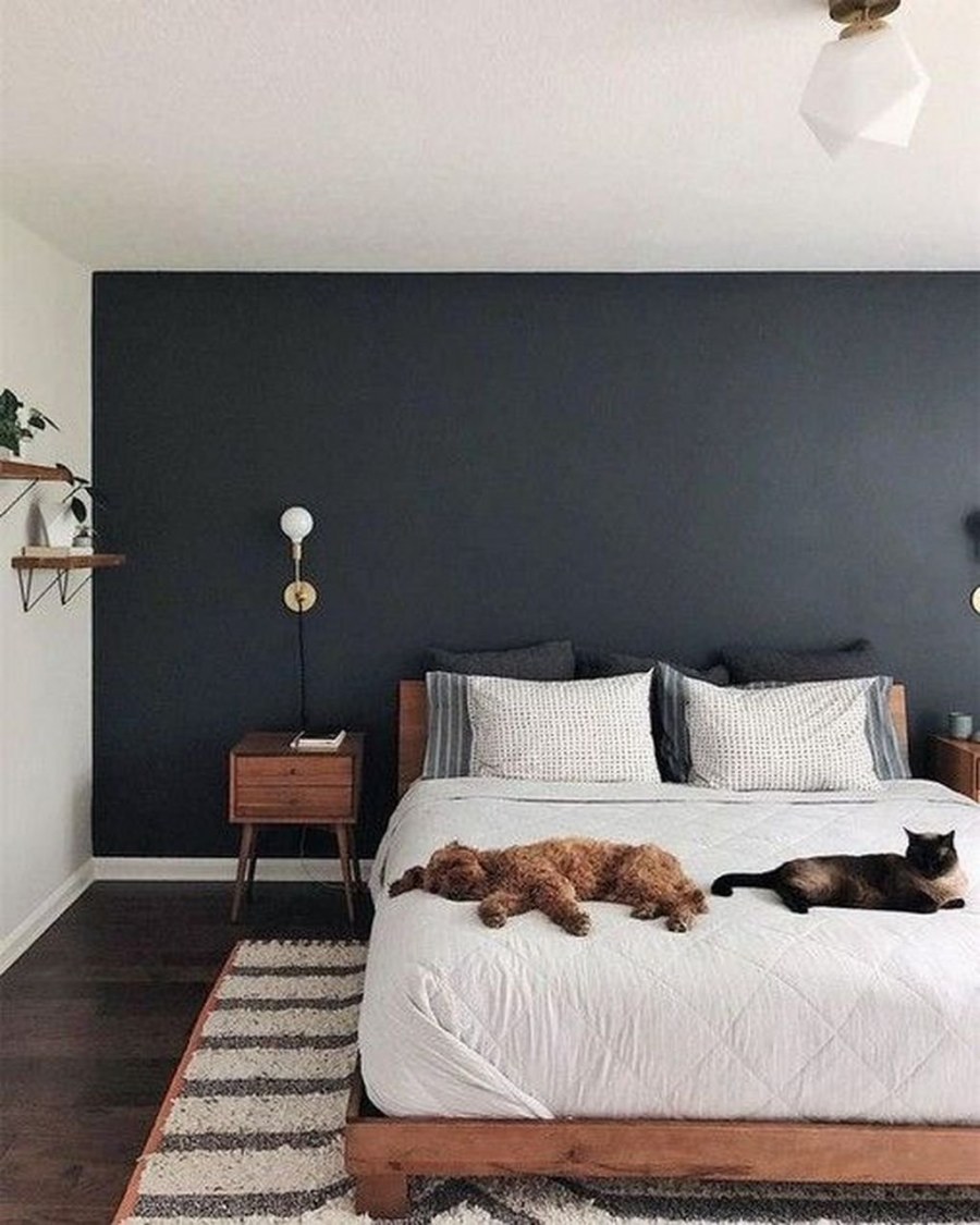 Спальня с одной темной стеной