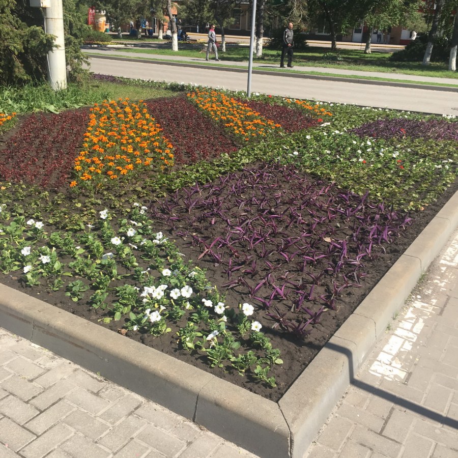 Цветочная клумба квадратная