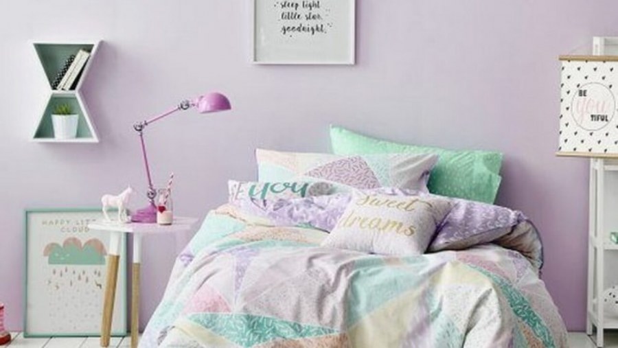 Интерьер комнаты в мятных тонах для девочки