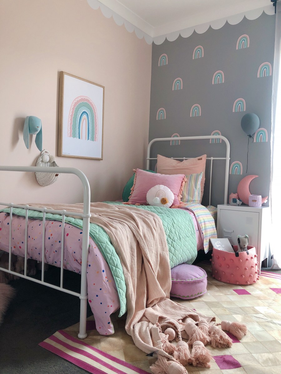 Мятно розовая детская комната