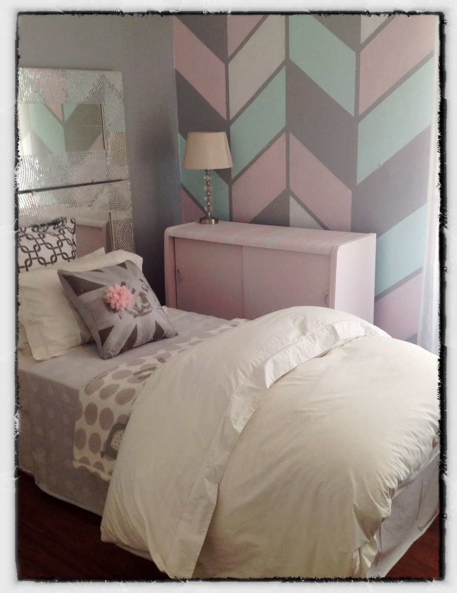 Детская в розово бирюзовых тонах