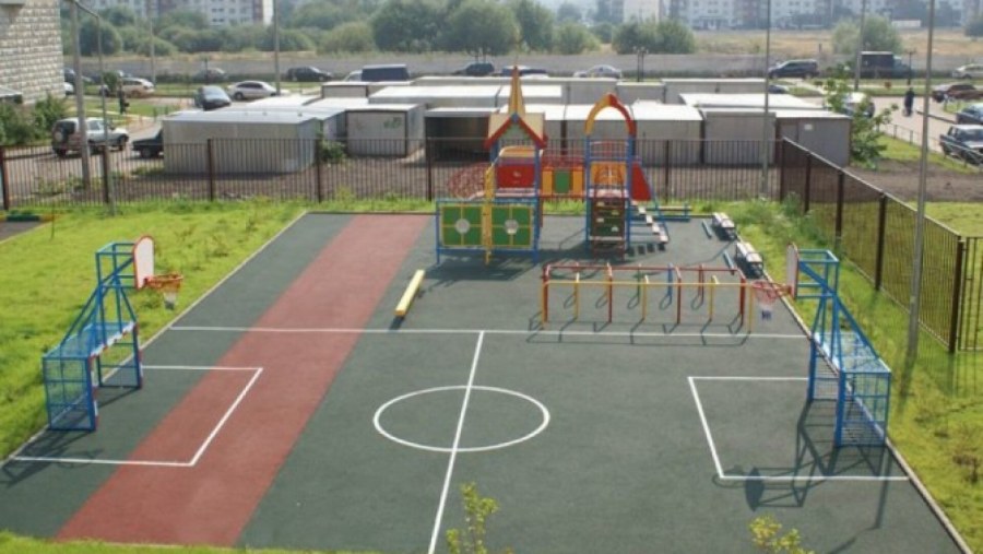 Спортивная площадка на школьном дворе