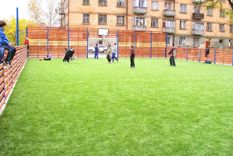 Футбольная площадка во дворе