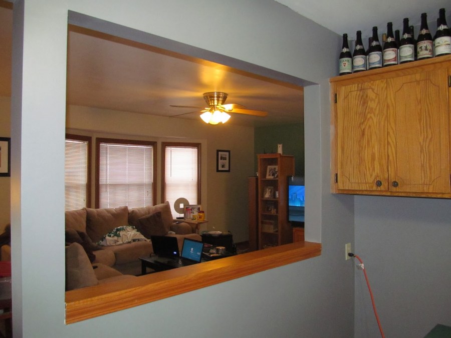 Рольставни между кухней и гостиной в квартире