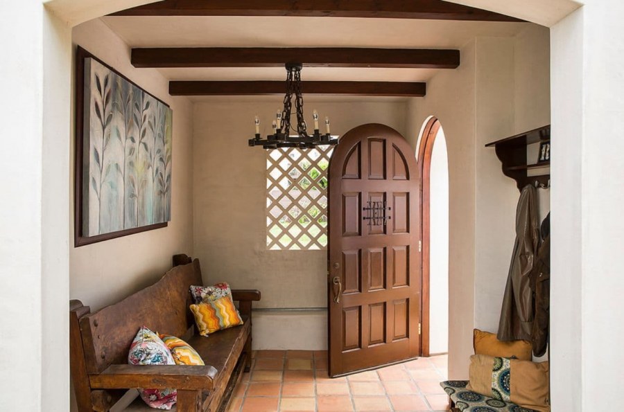 Двери в средиземноморском стиле