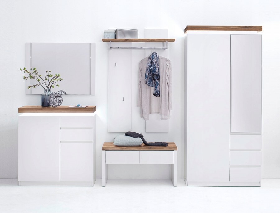 Белая прихожая