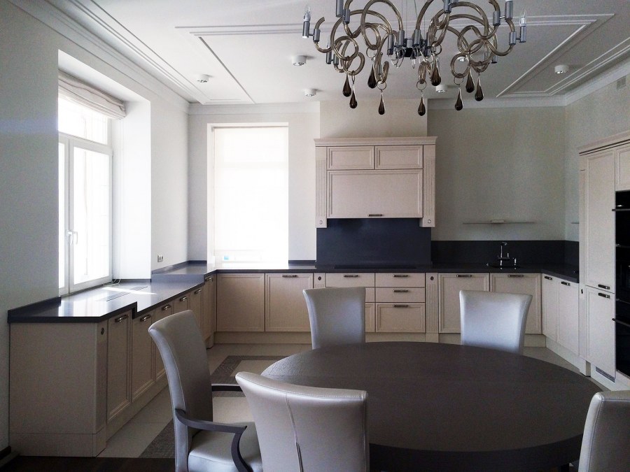 Бежевая кухня с черной столешницей