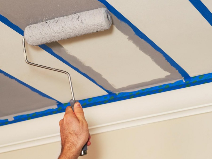 Деревянный потолок елочкой