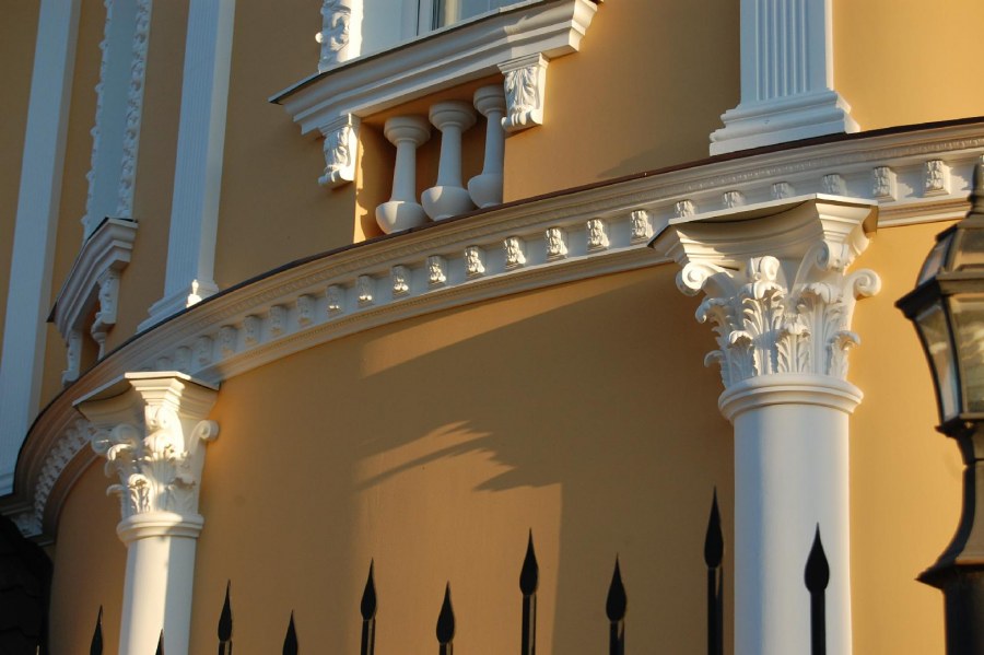 Пилястры на фасаде дома