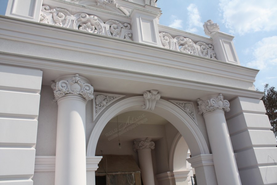 Декор из фибробетона на фасаде