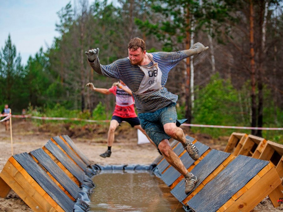 Спортивная площадка из бревен
