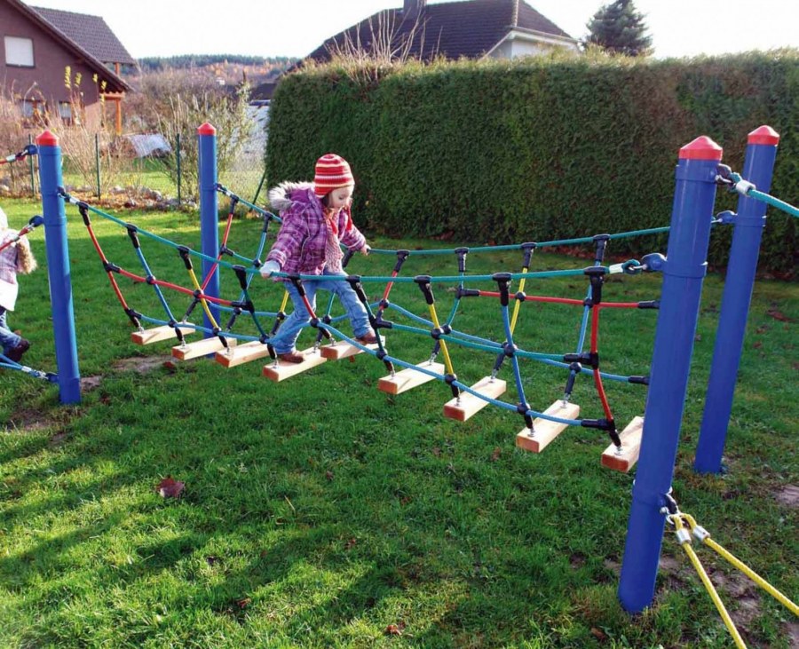 Веревочный мостик для детской площадки