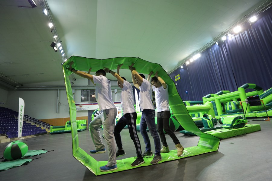 Современная полоса препятствий в лесу