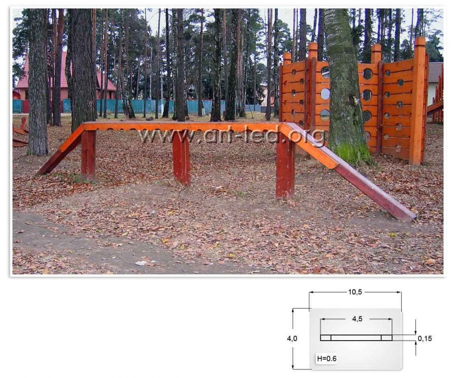 Спортивная площадка из бревен