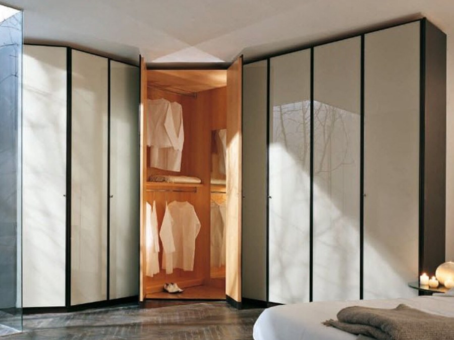 Угловая гардеробная в спальне
