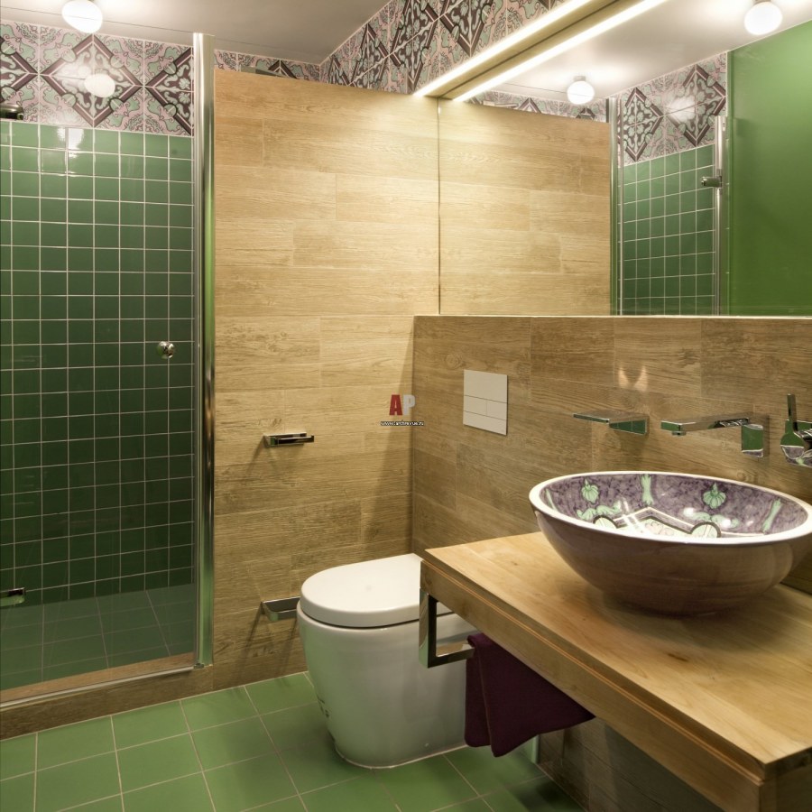 Ванная зеленая с деревом